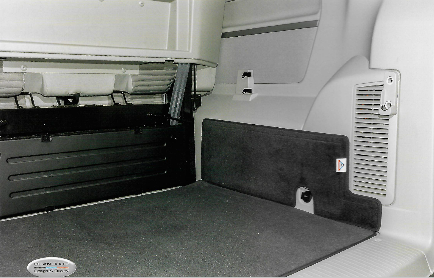 Brandrup X Schutzmatte Heckladeraum rechts "Titanschwarz", VW T6/T5 California (ohne Beach)